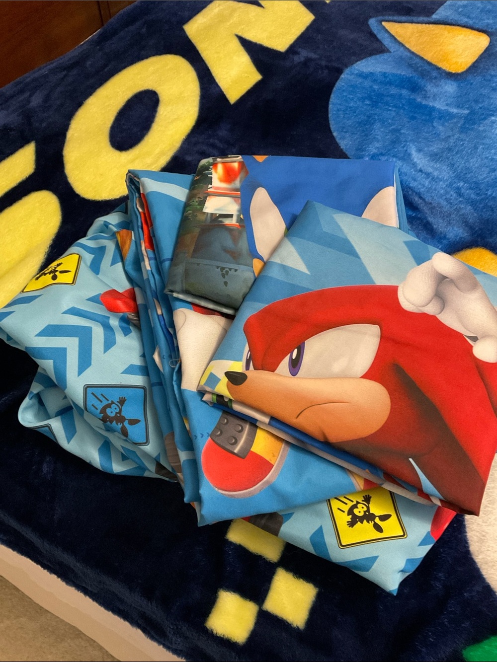 Sonic double bed sheet set with throw. Used once